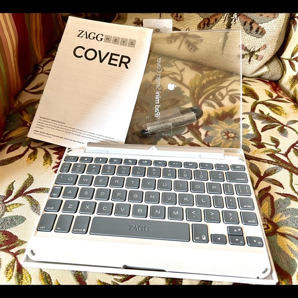 Like new - Zagg iPad Mini Smart Cover Keyboard - Picture 2 of 6